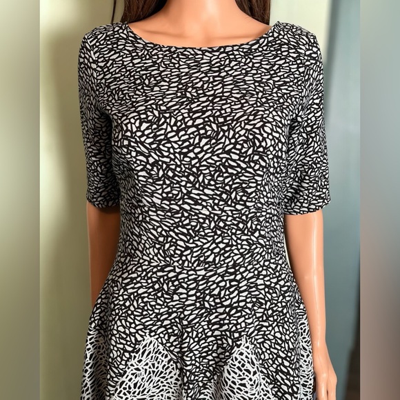 Gabby Skye Fit & Flare Dress. Light Blue & Black Geometric Print. Size 4 - Picture 3 of 10